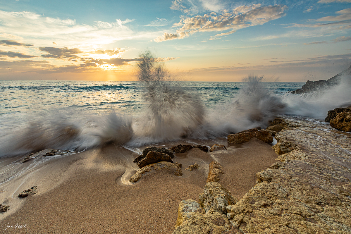 Wellen und Felsen an der Praia da Ursa mit dramatischem Sonnenuntergang, Algarve Portugal – Jan Geerk Fotograf Basel
