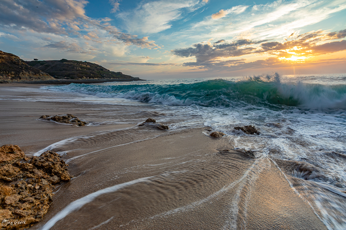 Wellen und Felsen am Strand von Lagos Algarve bei Sonnenuntergang Sommer Portugal – Jan Geerk Fotograf Basel