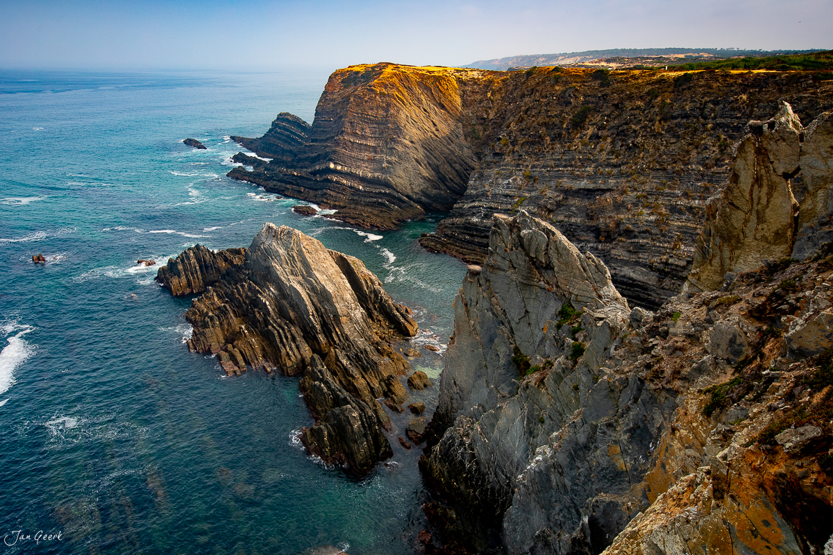 Dramatische Felsenküste an der Algarve mit schroffen Klippen und türkisblauem Atlantik im Sommer, Portugal – Jan Geerk Fotograf Basel