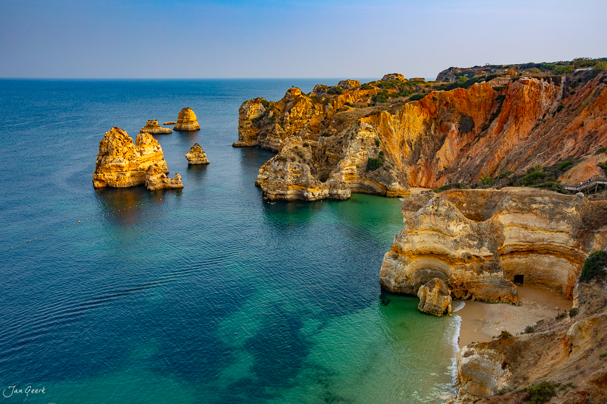 Goldene Felsformationen und türkisblaues Meer an der Algarve im Sommer, Portugal – Jan Geerk Fotograf Basel