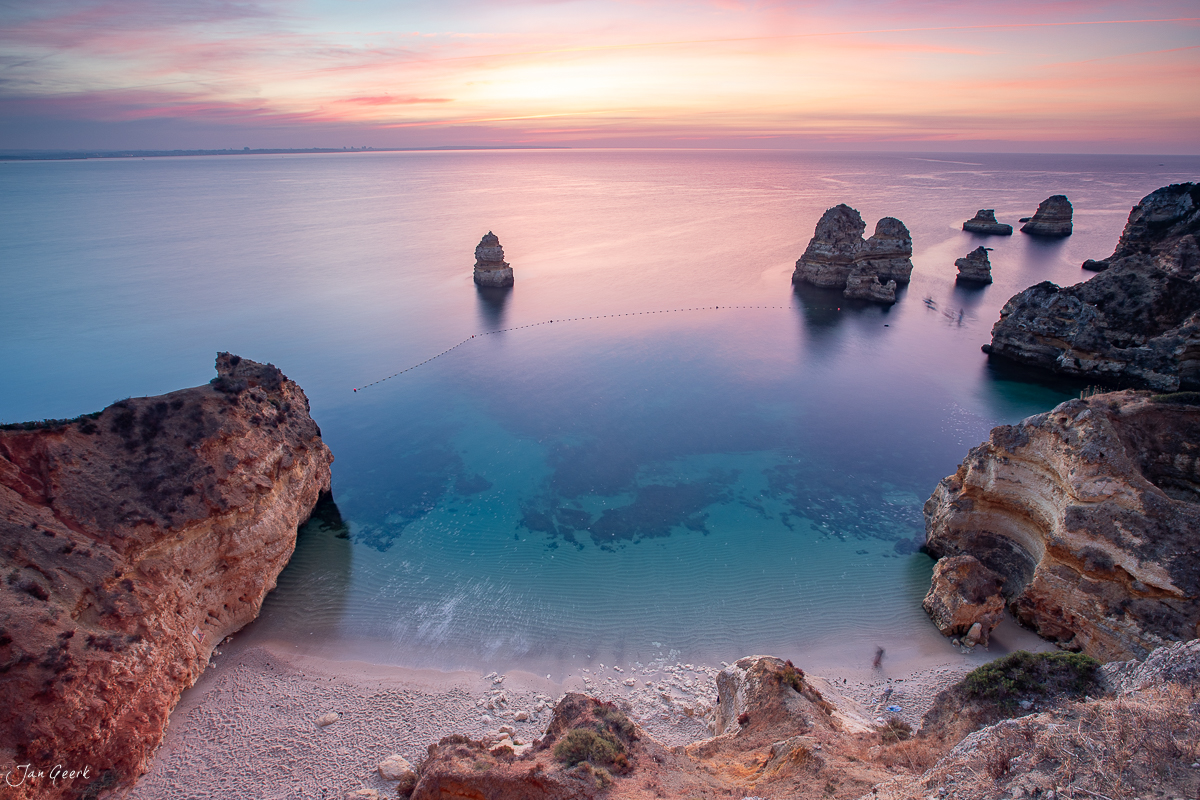 Felsige Bucht mit Felseninseln bei Lagos an der Algarve während goldener Stunde Schweiz Jan Geerk Fotograf Basel