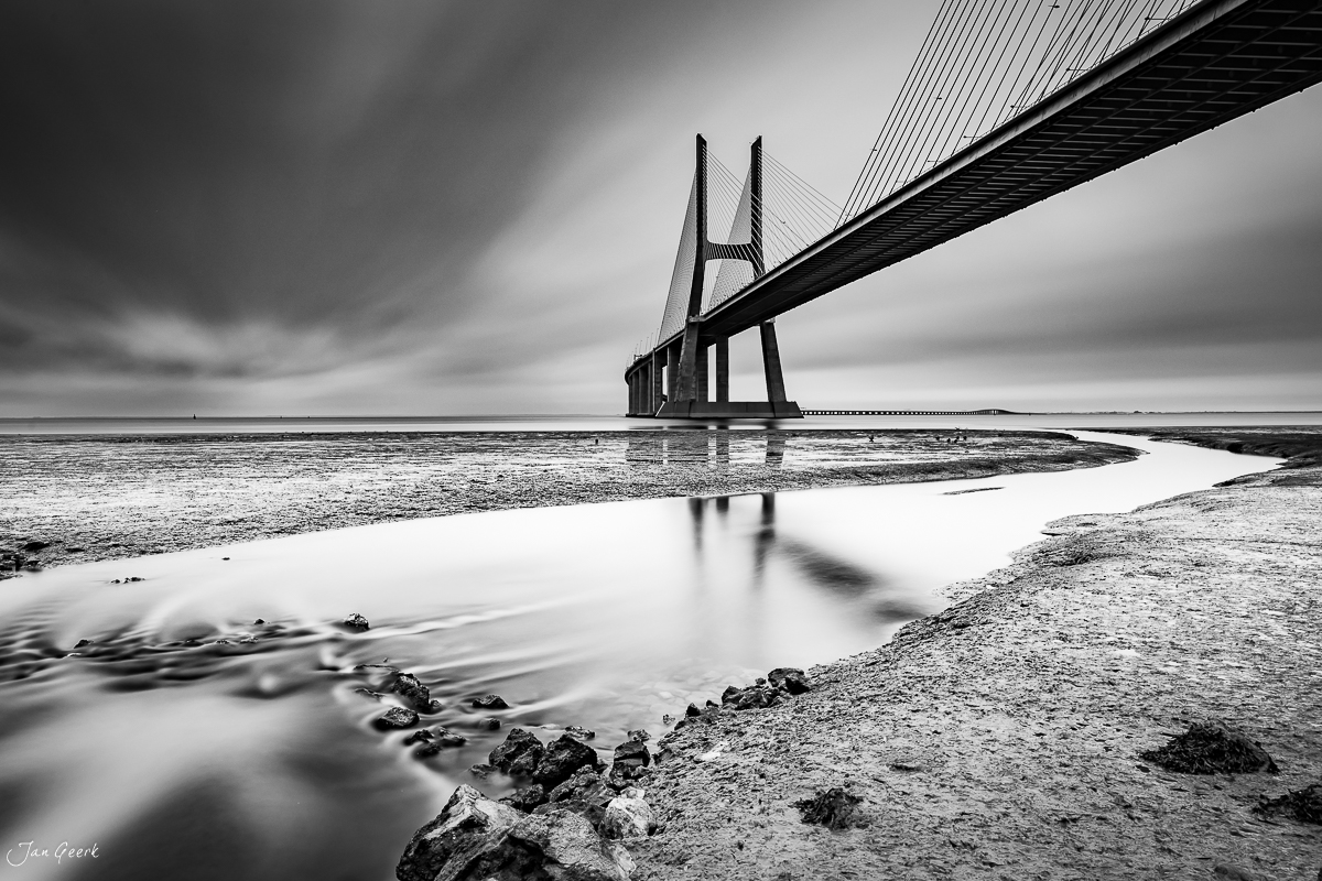 Vasco da Gama Brücke Lissabon Schwarzweiss Langzeitbelichtung Portugal – Jan Geerk Fotograf Basel