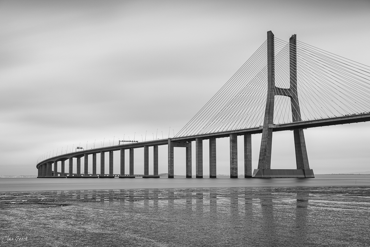 Vasco-da-Gama-Brücke über den Atlantik bei Lissabon in Schwarz-Weiß Fotografik Schweiz – Jan Geerk Fotograf Basel