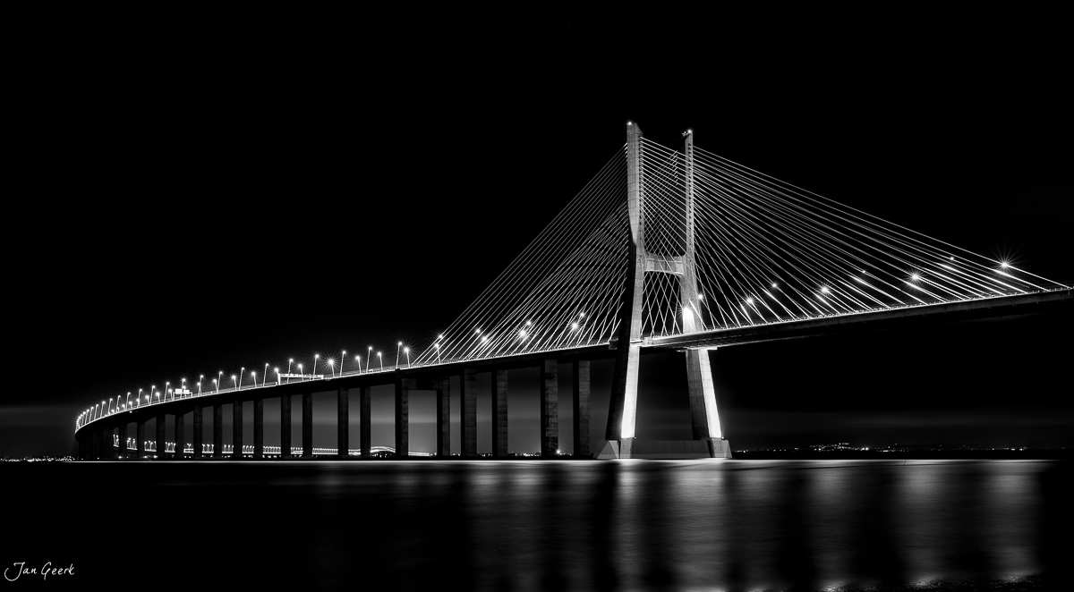 Vasco-da-Gama-Brücke Nachtaufnahme Lissabon Portugal Lange Belichtung – Jan Geerk Fotograf Basel
