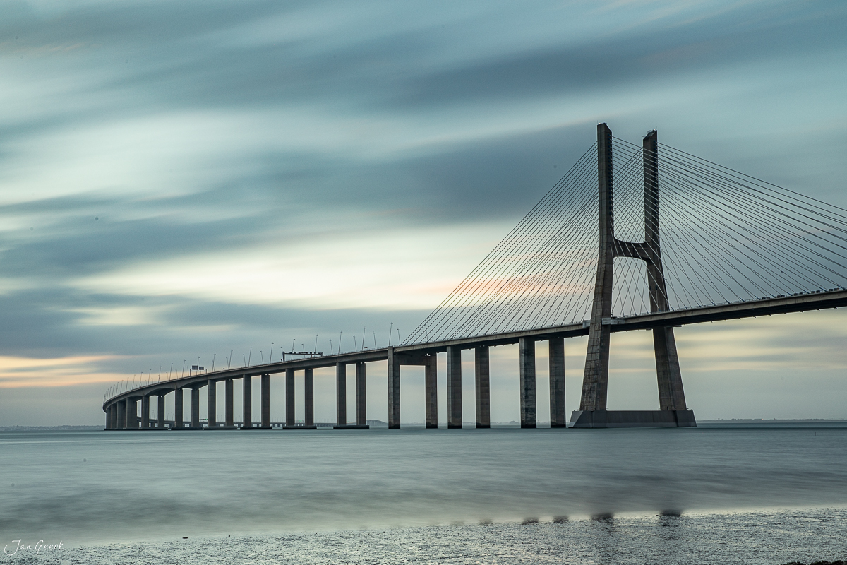 Vasco-da-Gama-Brücke Lissabon Blaue Stunde Portugal – Jan Geerk Fotograf Basel