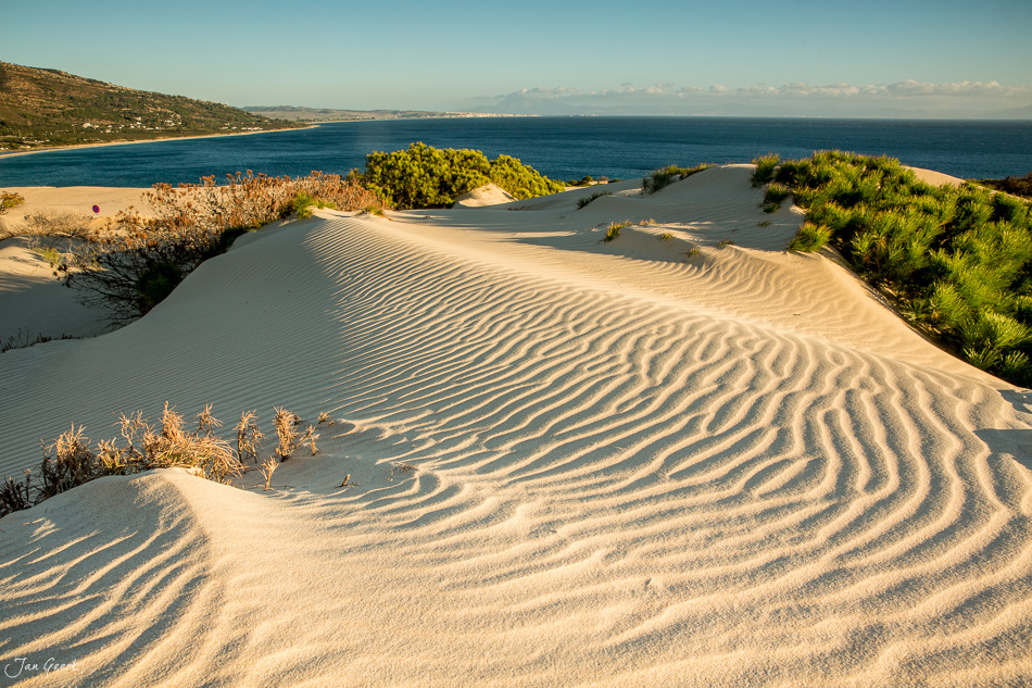 Sanddünen mit Wellenmuster an der Küste von Tarifa, Andalusien, Goldenes Abendlicht, Schweiz – Jan Geerk Fotograf Basel