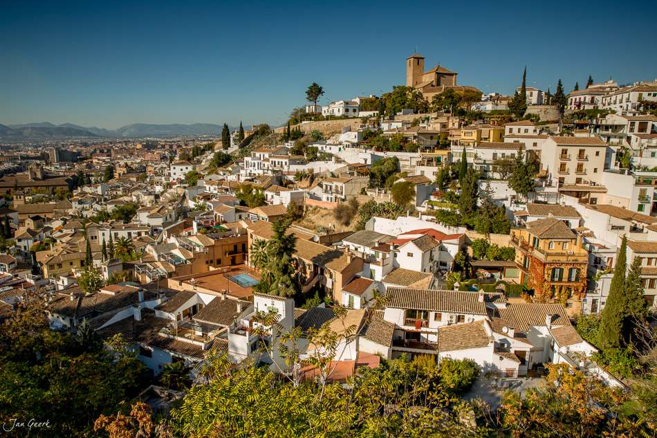 Weiße Häuser und Kirche auf Hügel in Granada, andalusische Architektur, sonnig, Spanien, Schweiz – Jan Geerk Fotograf Basel
