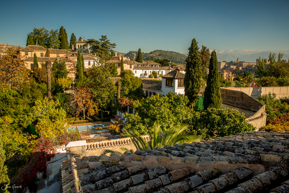Historische Altstadt mit Cypressenbäumen und traditionellen Häusern in Granada Herbstlicht Andalusien Schweiz Jan Geerk Fotograf Basel
