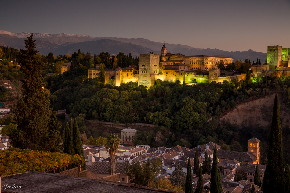 Alhambra Palast beleuchtet bei Abenddämmerung mit Sierra Nevada Bergen Andalusien Spanien Jan Geerk Fotograf Basel