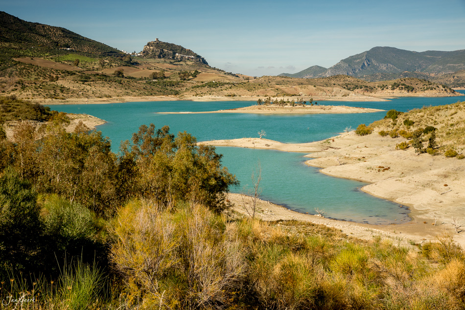 Stausee Zahara türkisfarbenes Wasser trockene Hügel Andalusien Spanien Schweiz Jan Geerk Fotograf Basel