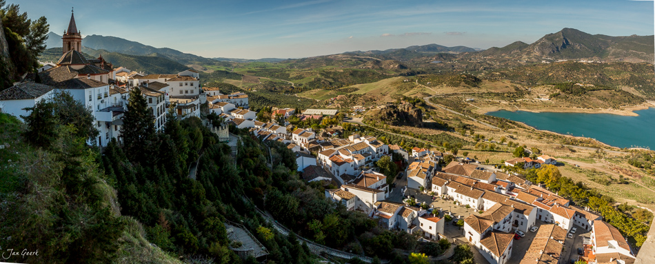 Zahara de la Sierra Dorf mit Kirche, türkisem See und Bergen bei Tageslicht, Andalusien Spanien – Jan Geerk Fotograf Basel