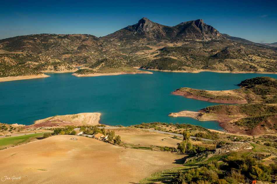 Stausee mit türkisblauem Wasser, Bergen und grünen Uferzonen bei Zahara, Andalusien, Sommerliche Lichtstimmung, Schweiz – Jan Geerk Fotograf Basel