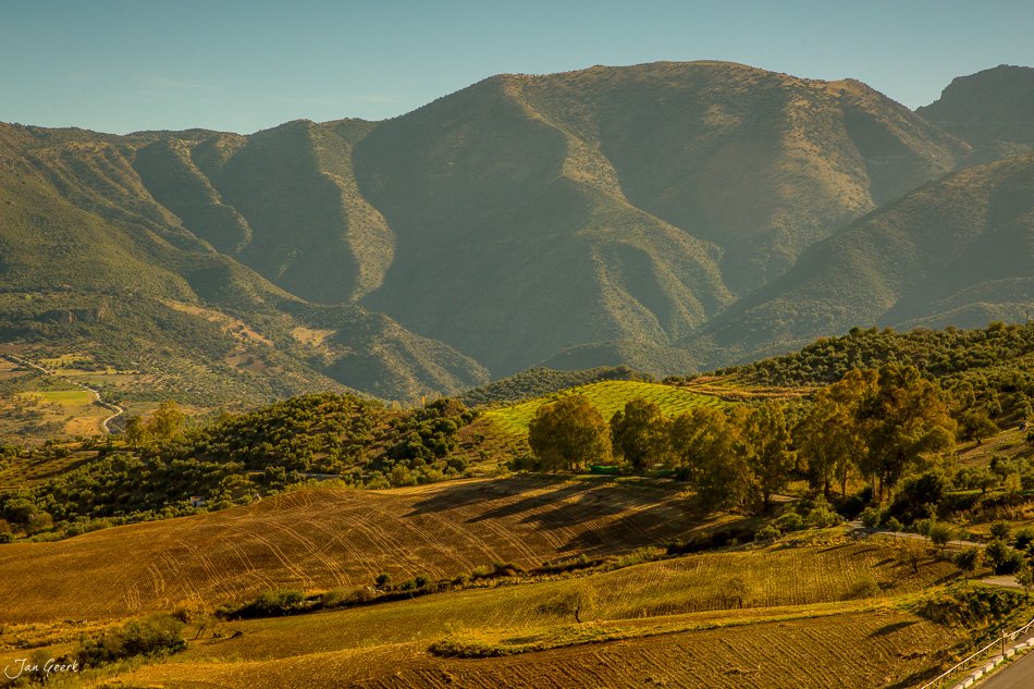 Andalusische Berglandschaft bei Ronda mit Olivenbäumen, Ackerland und dramatischen Bergketten in Abenddicht – Schweiz Jan Geerk Fotograf Basel