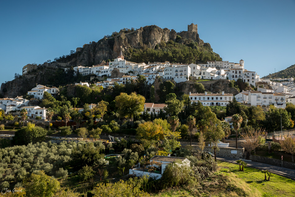 Weißes Bergdorf Zahara mit Burgruine auf Felskuppe, grüne Landschaft, Herbstlicht, Andalusien, Schweiz – Jan Geerk Fotograf Basel