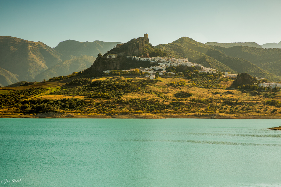 Zahara Bergdorf mit Ruine und türkisem See Andalusien Goldenes Licht Schweiz – Jan Geerk Fotograf Basel