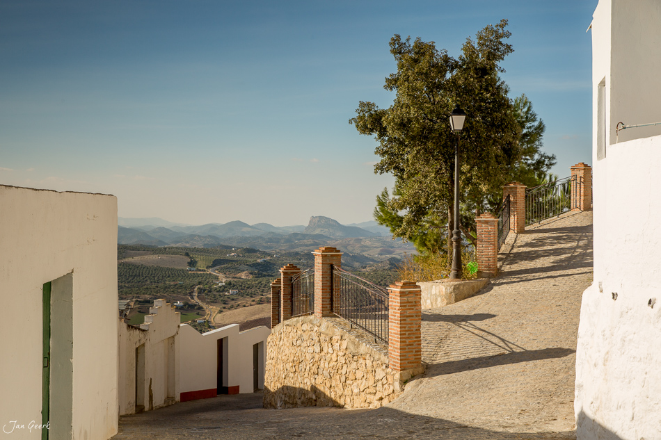 Weiße Häuser mit Ziegelpfosten und Blick auf Berge in Olvera Andalusien Sommerlicht Schweiz Jan Geerk Fotograf Basel