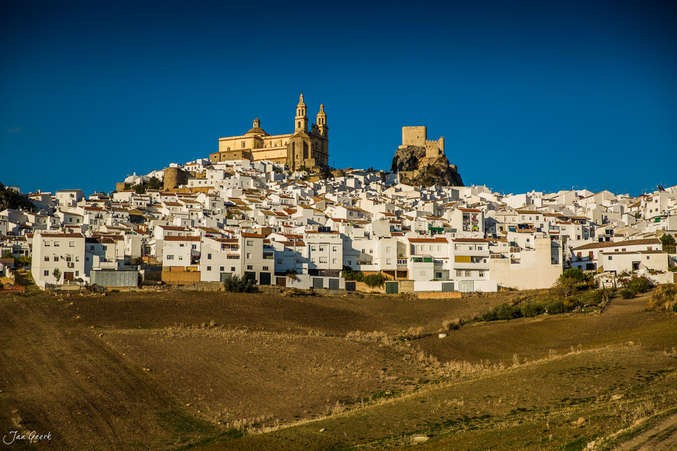 Weiße Häuser unter blauem Himmel in Zahara, Andalusien, Spanien – Jan Geerk Fotograf Basel