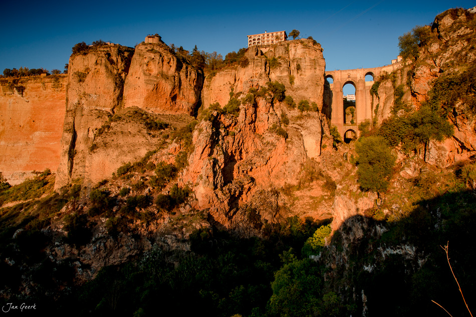 Brückenaquedukt über tiefe Schlucht in Ronda mit warmer Abendsonne, Andalusien Spanien – Jan Geerk Fotograf Basel