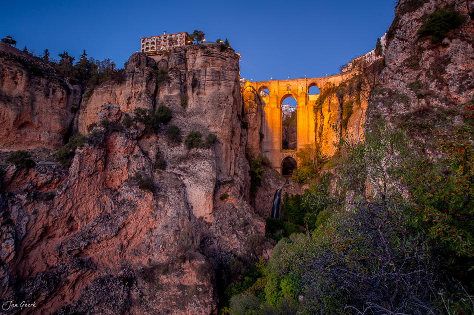 Puente Nuevo in Ronda bei Abendlicht, dramatische Felsenlandschaft Andalusiens Spanien – Jan Geerk Fotograf Basel