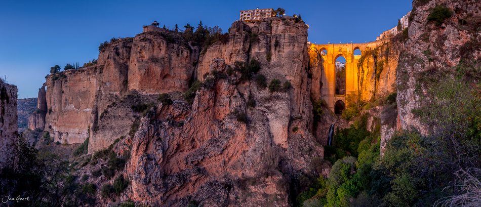 Dramatische Felsenstadt Ronda mit beleuchteter Brückenarchitektur bei Dämmerung, Andalusien Spanien – Jan Geerk Fotograf Basel