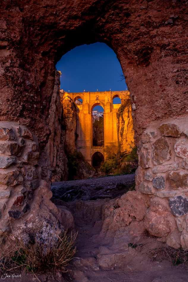 Beleuchtete Aquädukte in Ronda bei Nacht, Andalusien Spanien, Abendstimmung, Region Málaga, Schweiz – Jan Geerk Fotograf Basel