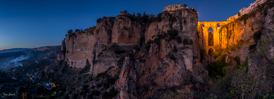 Beleuchtete Stadtmauer und Brückenruinen von Ronda bei Nacht in Andalusien Spanien Schweiz Jan Geerk Fotograf Basel