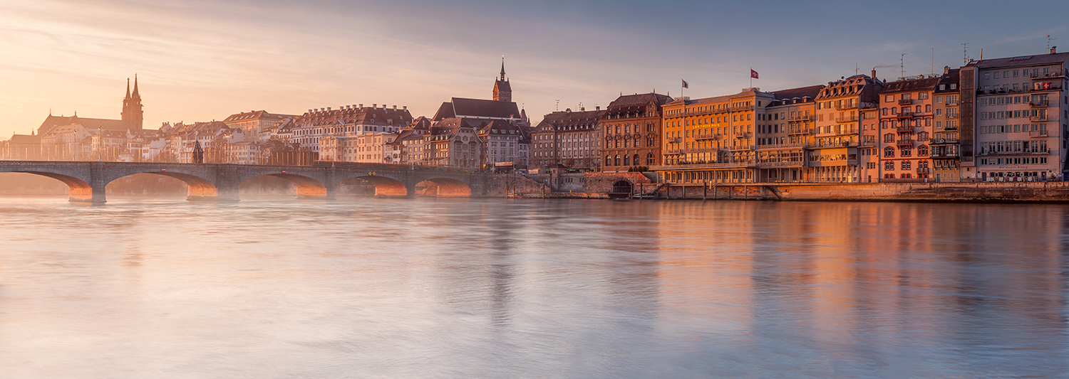 Mittlere Rheinbrücke Basel Altstadt Sonnenaufgang Morgenlicht Schweiz Jan Geerk Fotograf