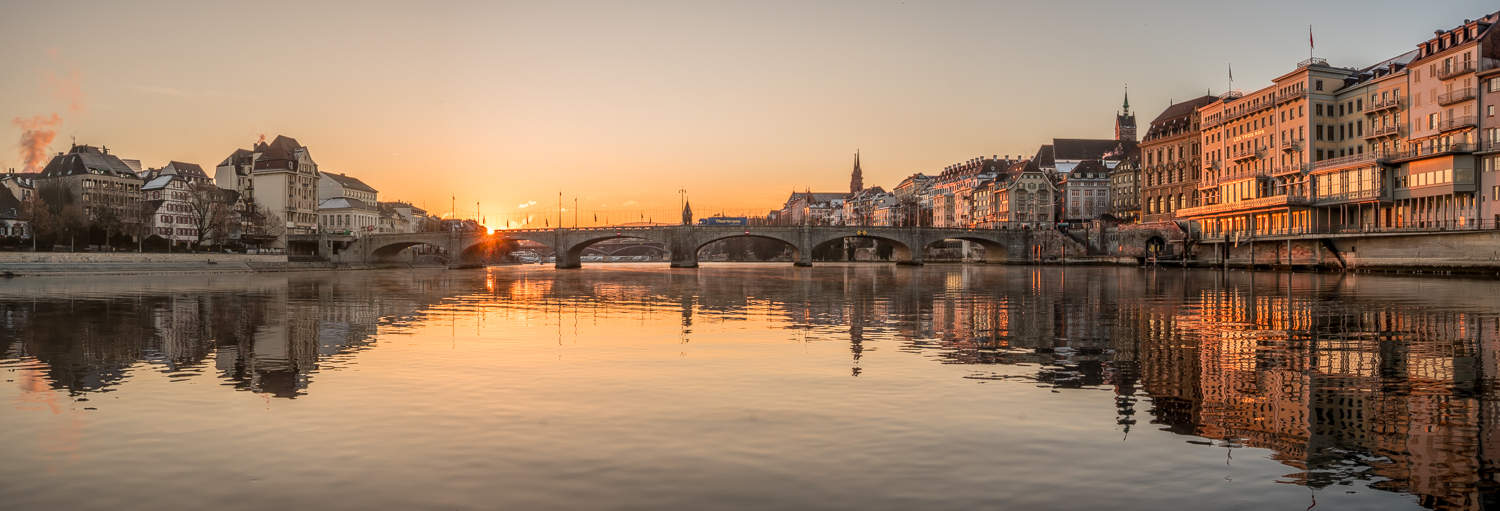 Mittlere Brücke Basel Rhein Sonnenaufgang Golden Hour Schweiz – Jan Geerk Fotograf Basel