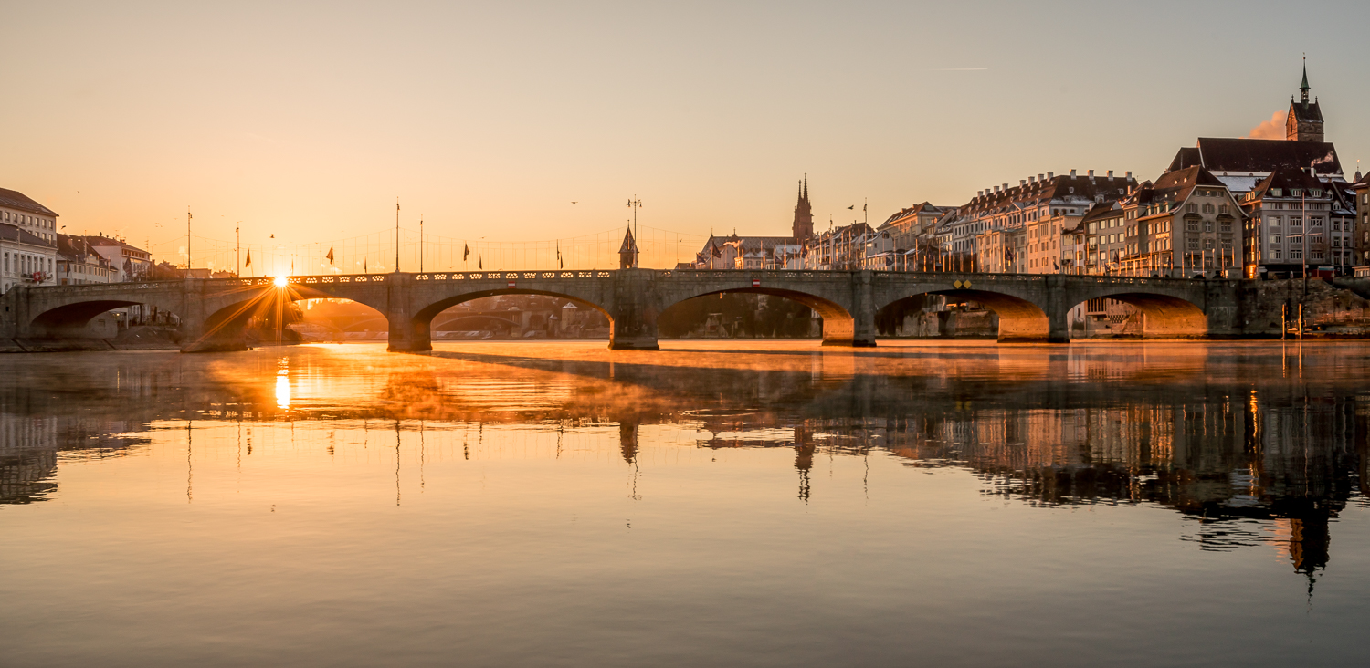 Mittlere Brücke Basel Sonnenaufgang Rhein Spiegelung Altstadt Schweiz Jan Geerk Fotograf Basel