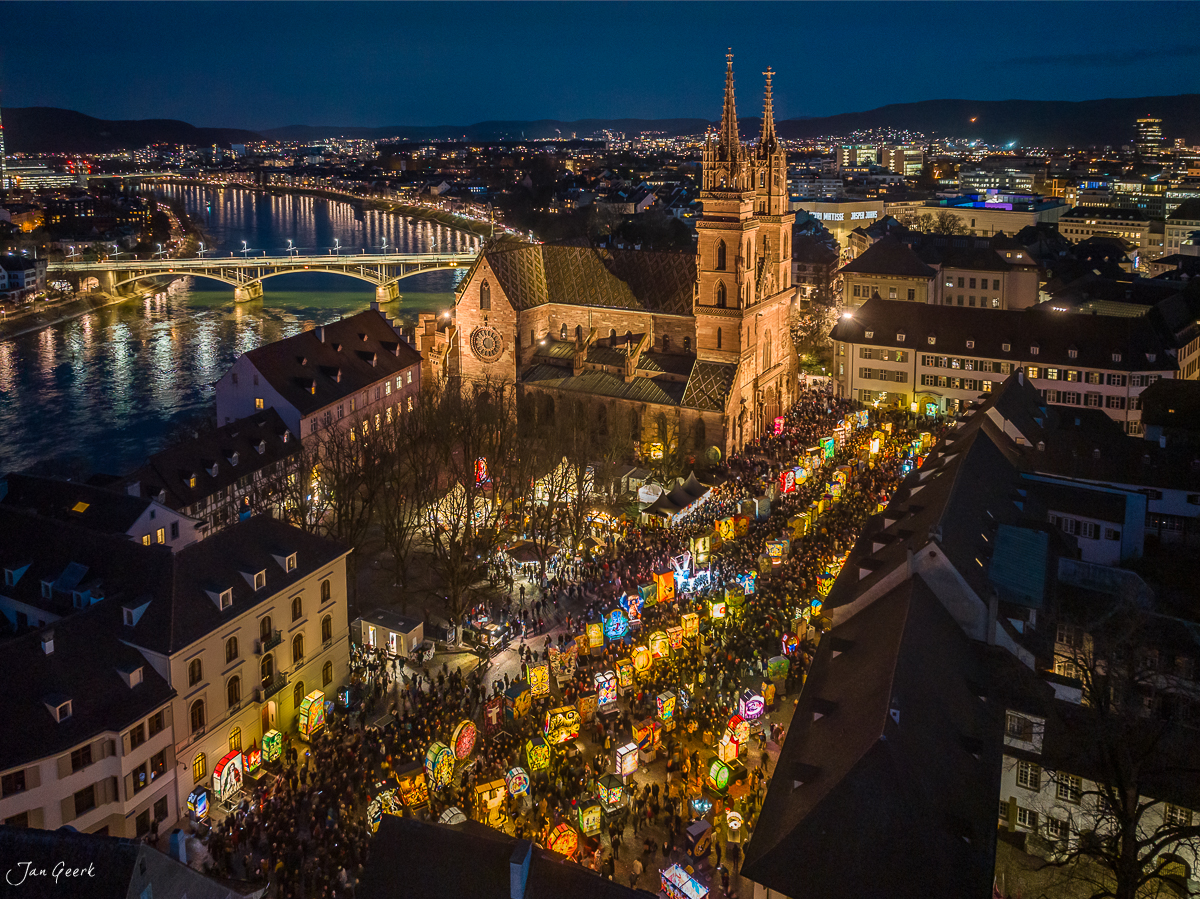 Basel Fasnacht Laternenausstellung Weihnachtsmarkt Blaue Stunde Schweiz Jan Geerk