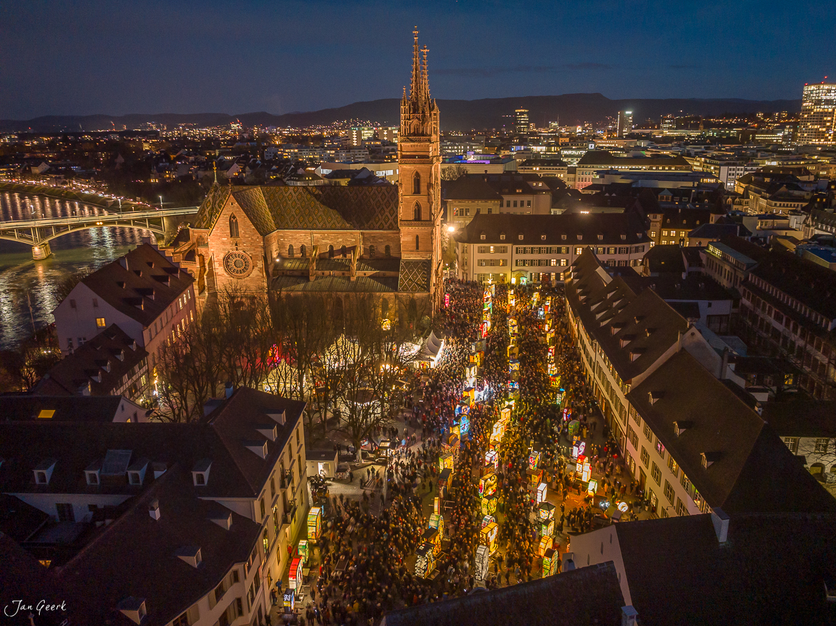 Basler Fasnacht Laternenausstellung Christoffelturm Blaue Stunde Nacht Schweiz – Jan Geerk Fotograf Basel