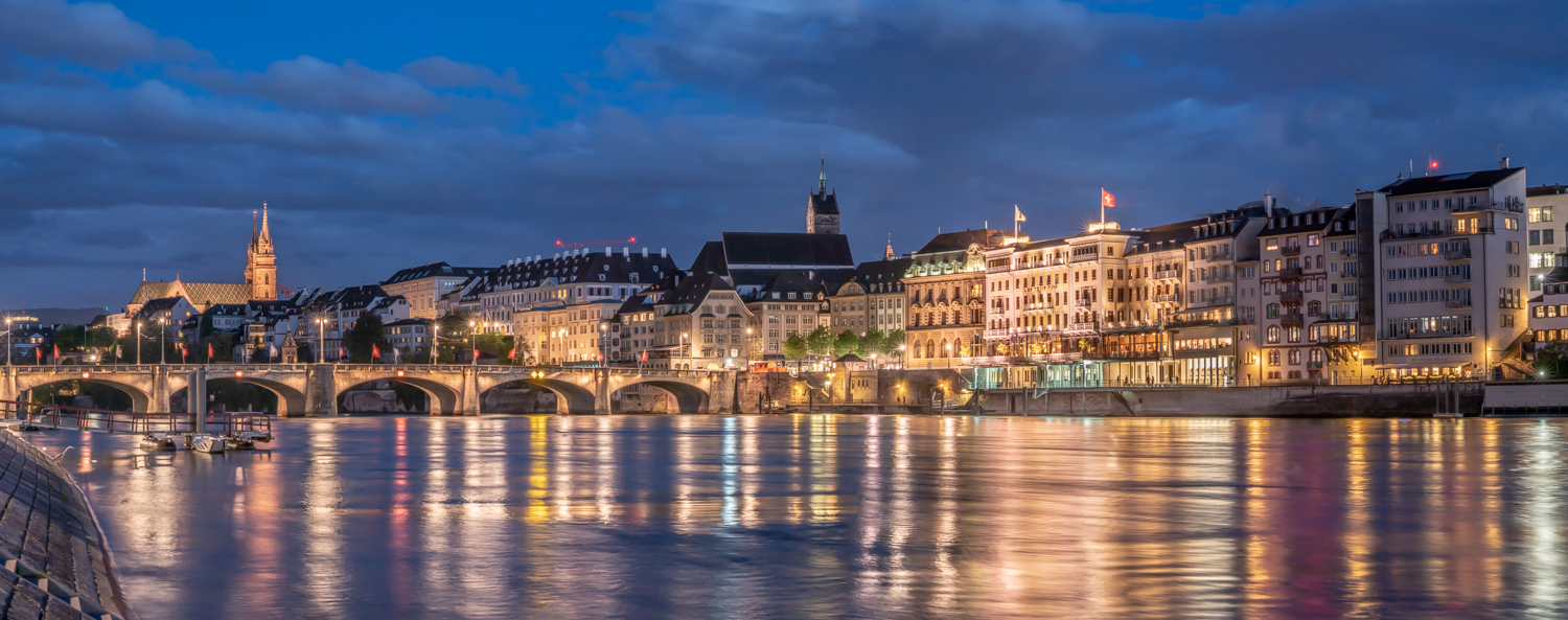 Mittlere Brücke Basel Rheinufer Blaue Stunde Altstadt Schweiz Jan Geerk Fotograf Basel