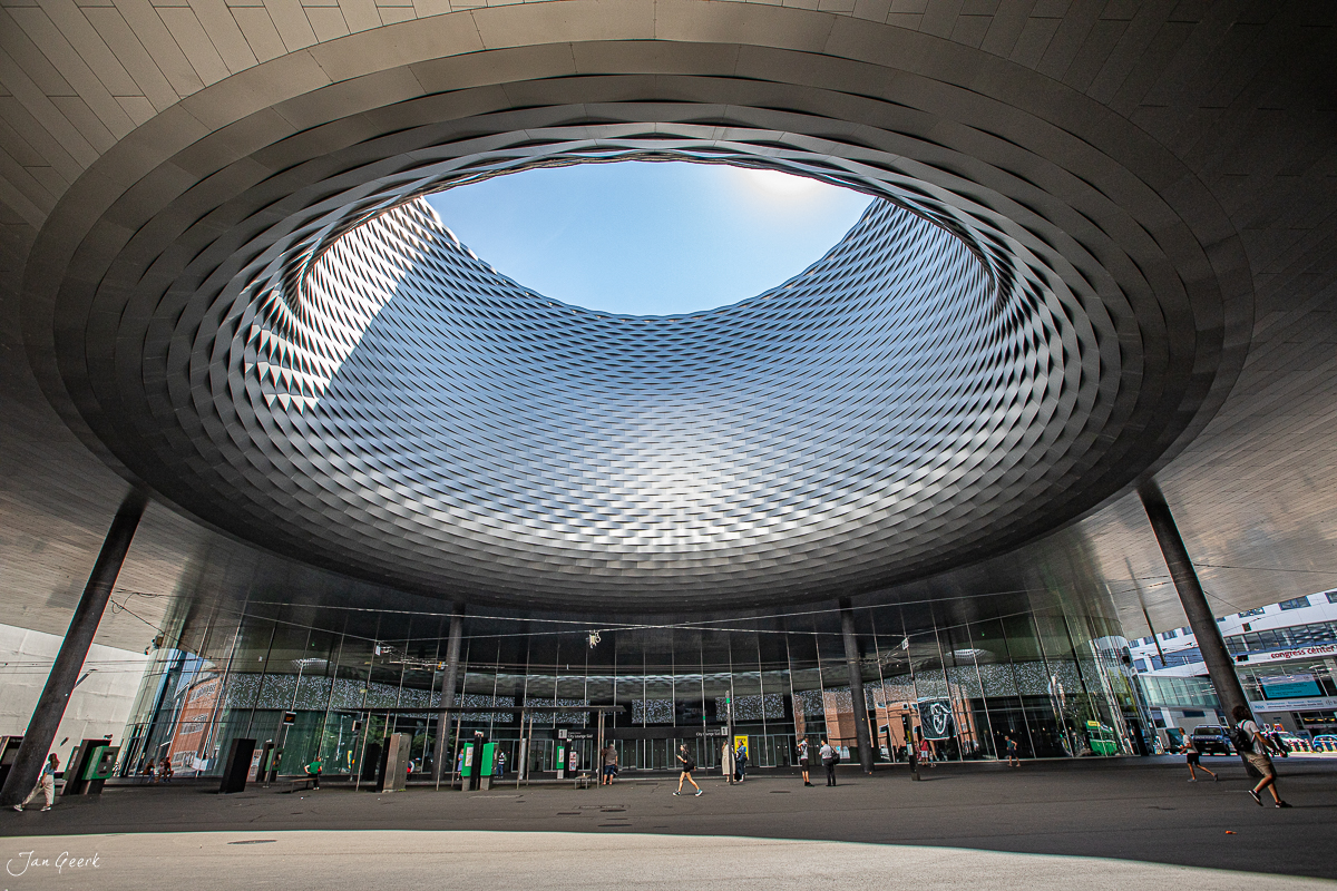 Messeplatz Kunsthalle Basel moderne Architektur Oval Öffnung Sonnenlicht Basel-Stadt Schweiz Jan Geerk Fotograf
