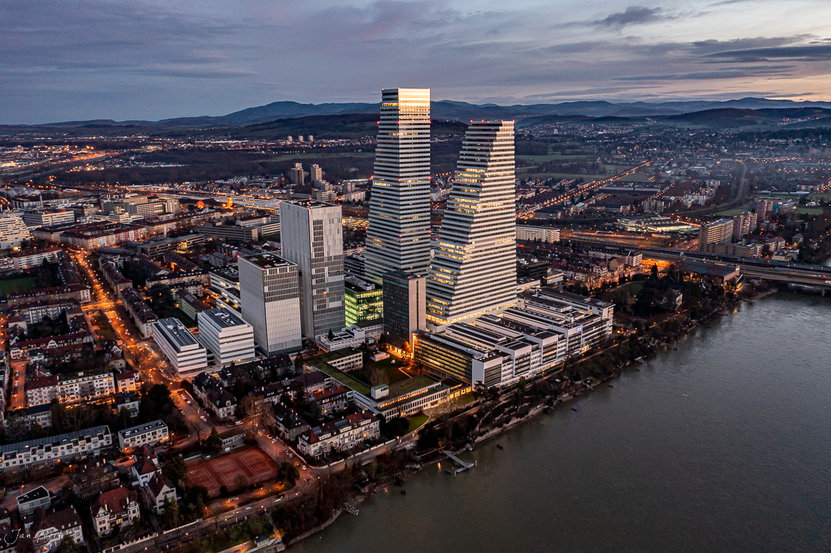 Basel Hochhäuser Rhein Blaue Stunde Abenddämmerung Nordwestschweiz Schweiz Jan Geerk Fotograf Basel