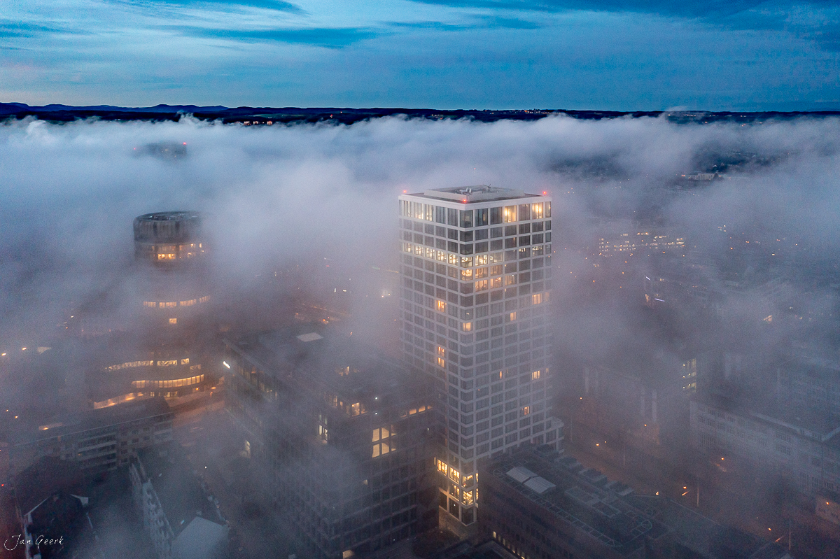 Hochhaus Nebelmeer Basel Sonnenaufgang Blick über Nebel Schweiz Jan Geerk Fotograf