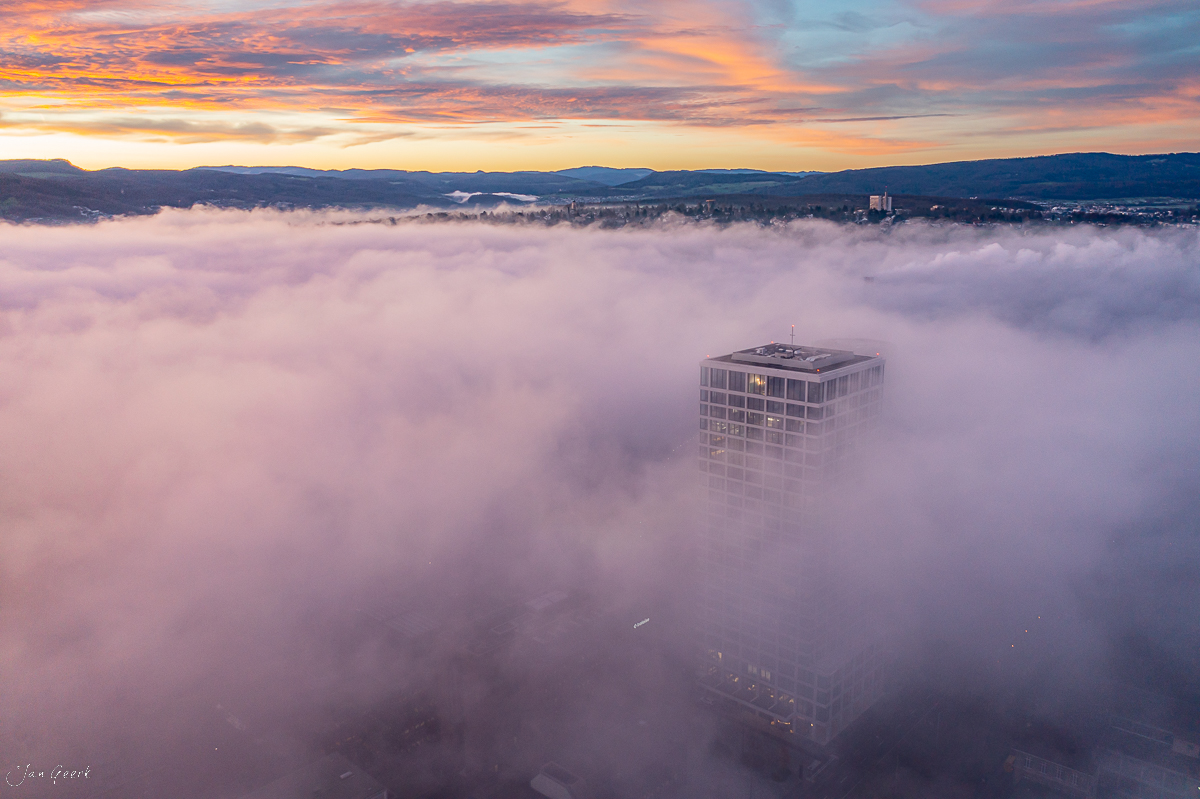 Hochhaus über Nebelmeer Sonnenaufgang Basel Nordwestschweiz Schweiz Jan Geerk Fotograf