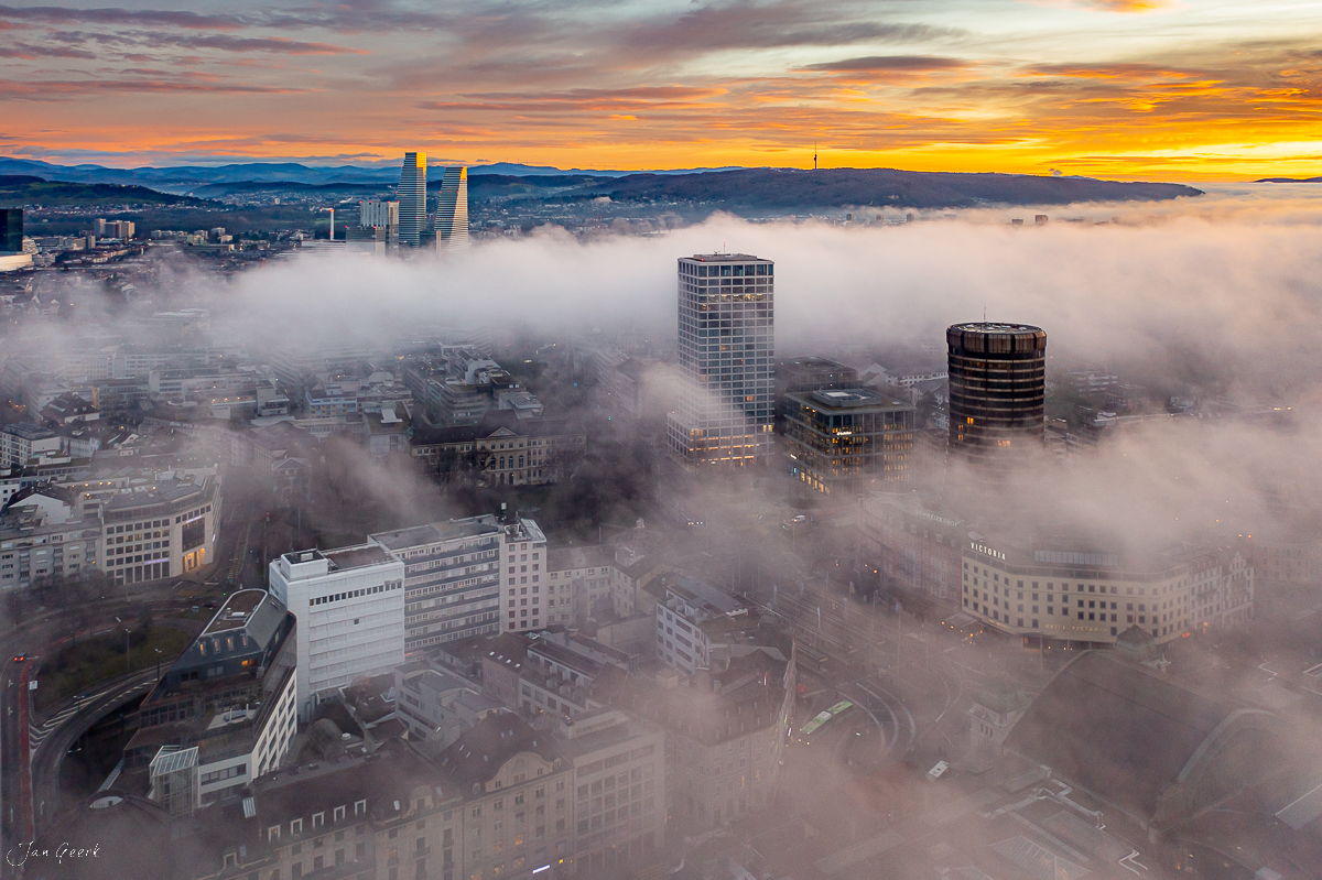 Basel Skyline Nebel Sonnenaufgang Golden Hour Schweiz – Jan Geerk Fotograf Basel