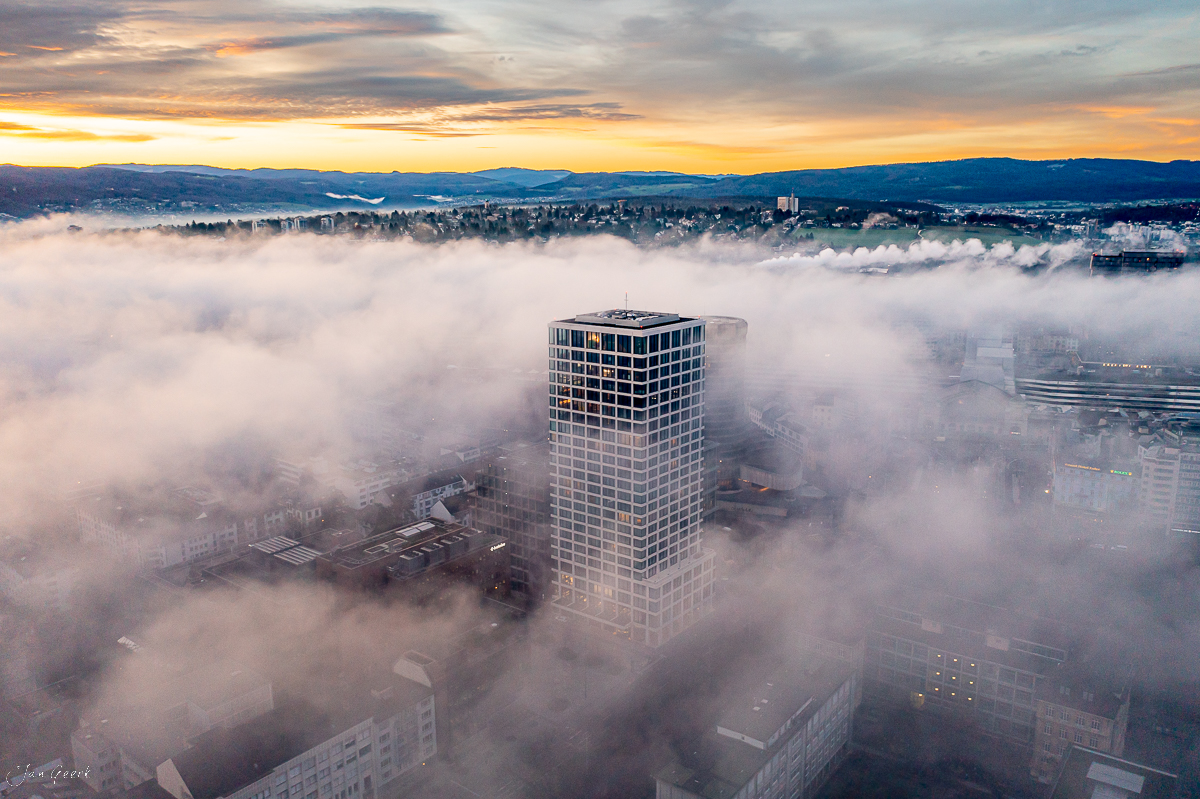 Hochhaus Nebelmeer Basel Sonnenaufgang Herbst Schweiz Jan Geerk Fotograf