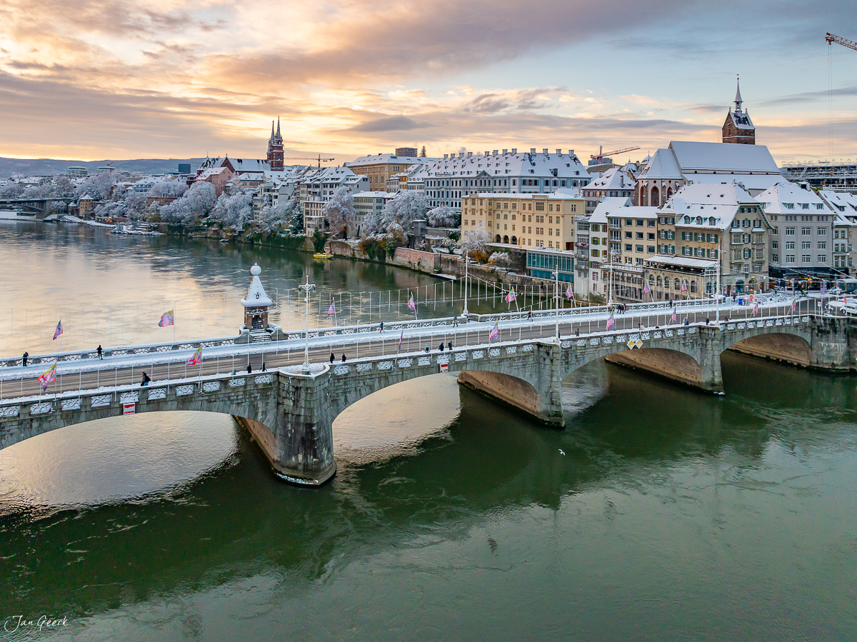 Mittlere Brücke Basel Schnee Winterlandschaft Sonnenaufgang Schweiz Jan Geerk Fotograf Basel