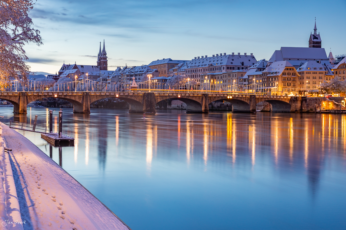 Mittlere Brücke Basel Rhein Schnee Blaue Stunde Winter Schweiz Jan Geerk Fotograf Basel