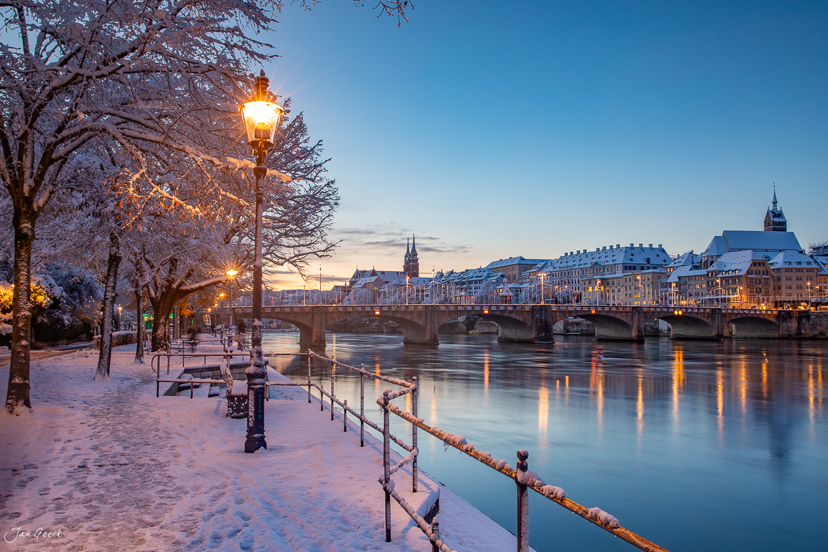 Mittlere Brücke Basel Schnee Winterlandschaft Blauue Stunde Schweiz Jan Geerk Fotograf Basel