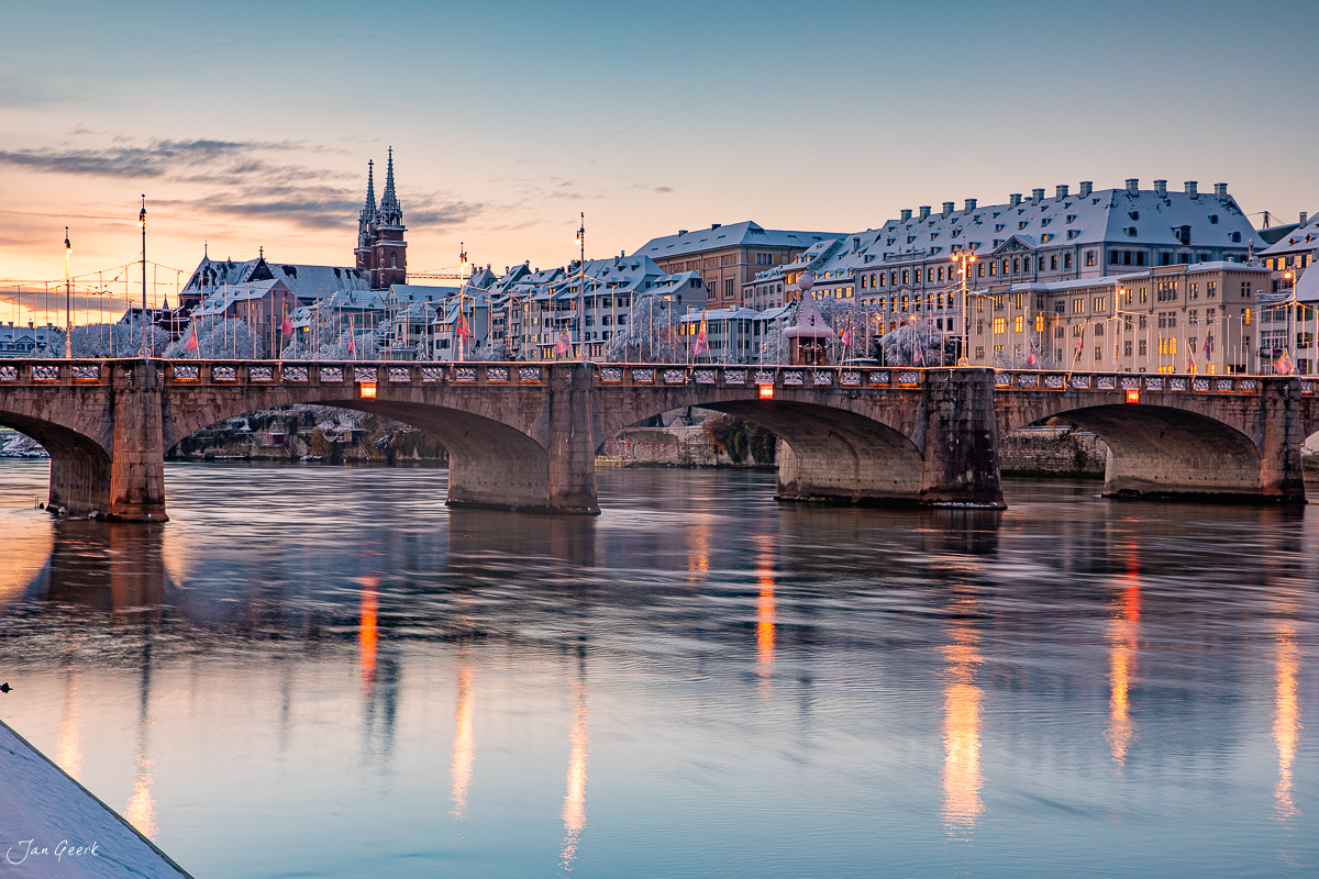 Mittlere Brücke Basel Schnee Sonnenaufgang Winter Schweiz – Jan Geerk Fotograf Basel