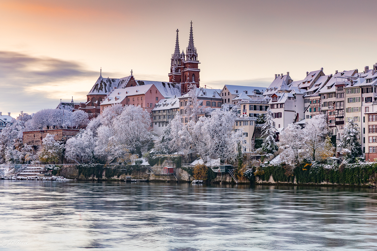 Basel Rheinufer Altstadt verschneite Bäume Martinskirche Winter Schweiz Jan Geerk Fotograf Basel