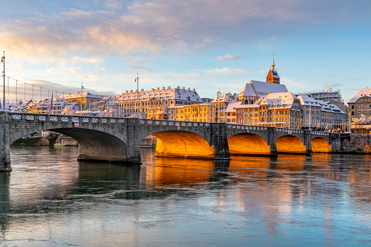 Mittlere Brücke Basel Rhein Schnee Wintermorgen Altstadt Schweiz – Jan Geerk Fotograf Basel