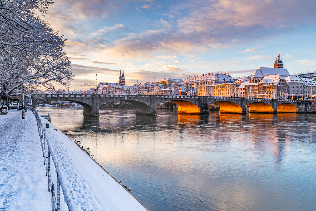 Mittlere Brücke Basel Schnee Winterlandschaft Sonnenaufgang Altstadt Schweiz – Jan Geerk Fotograf Basel
