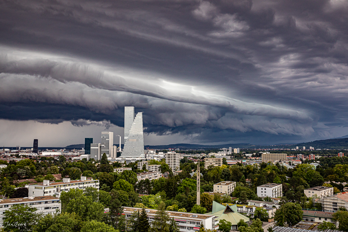 Shelfcloud Gewitterwolke Basel Skyline Unwetterstimmung Schweiz Jan Geerk Fotograf