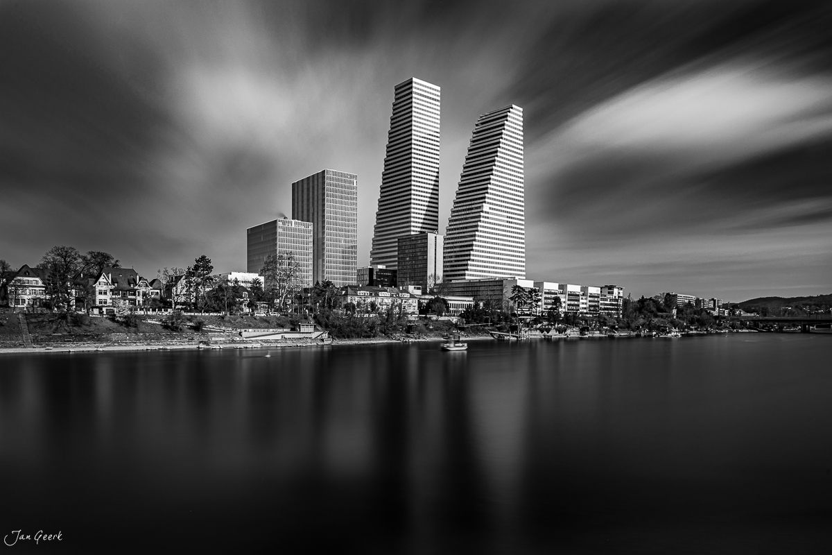 Hochhäuser Basel Rheinknie Rheinufer Langzeitbelichtung Schwarzweiss Schweiz Jan Geerk Fotograf Basel