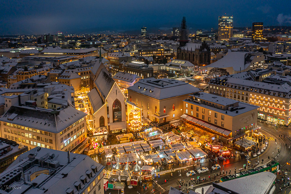 Basler Weihnachtsmarkt Barfüsserplatz Blaue Stunde Schnee Basel Schweiz – Jan Geerk Fotograf Basel