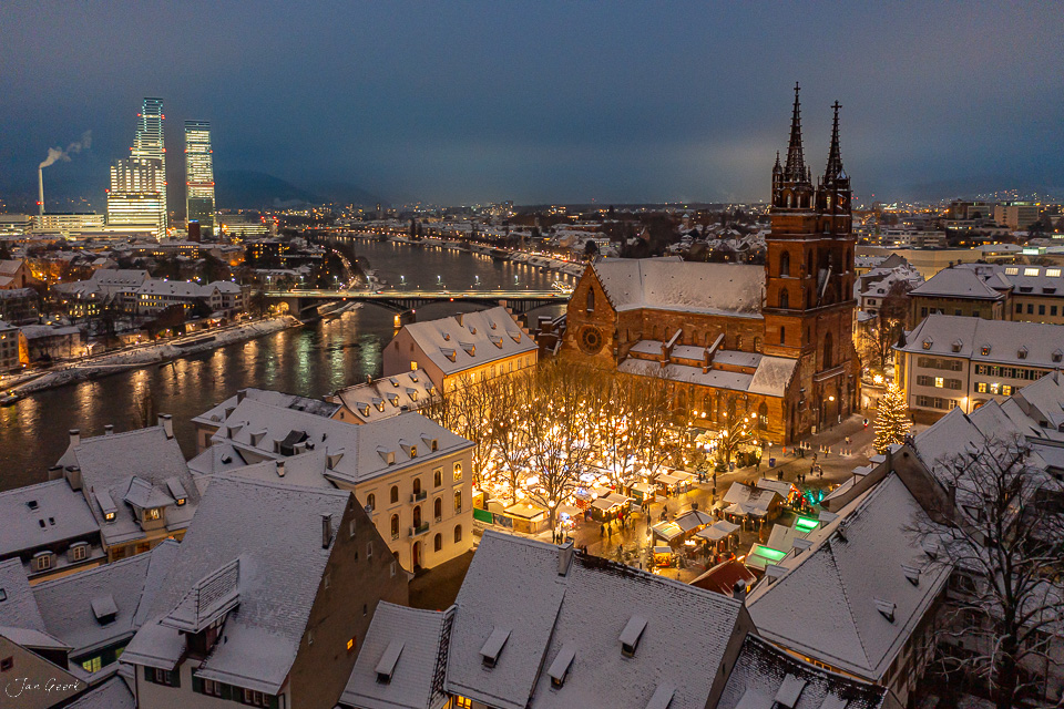 Basler Weihnachtsmarkt Münsterplatz Blaue Stunde Schnee Basel Schweiz – Jan Geerk Fotograf Basel