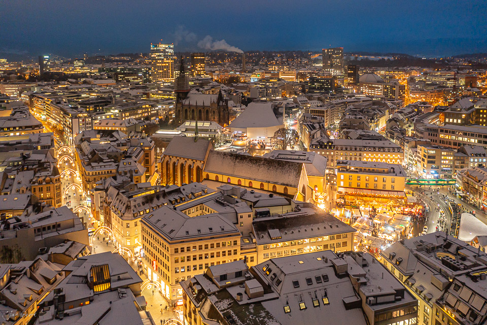 Basel Weihnachtsmarkt Altstadt Schnee Blaue Stunde Nachtaufnahme Schweiz Jan Geerk Fotograf Basel